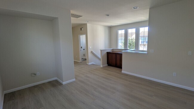 Building Photo - 3 BED 2.5 BATH IN PITTSBURG