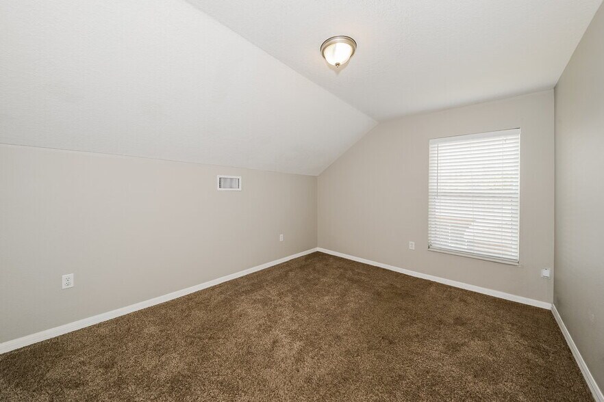 Building Photo - 3415 30th Ln E