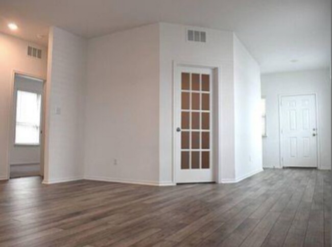 Building Photo - 217 English Oak St