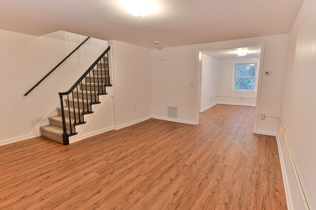 Building Photo - 3 Bedroom with Parking on Berryhill
