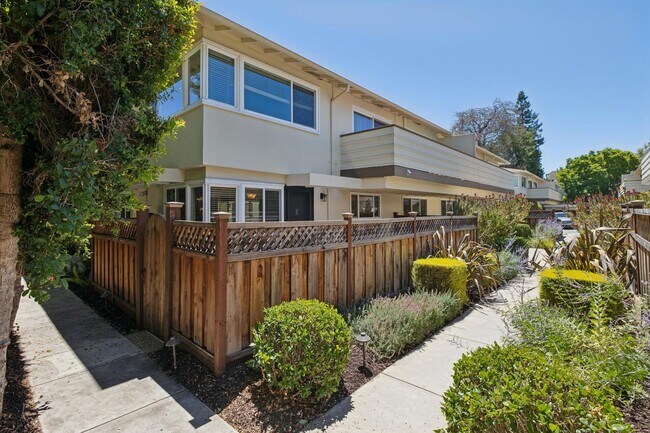 Building Photo - Luxury Apartment Available in gated Community downtown Palo Alto!