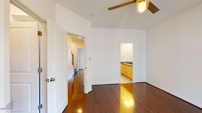Building Photo - 517 Regent Pl NE