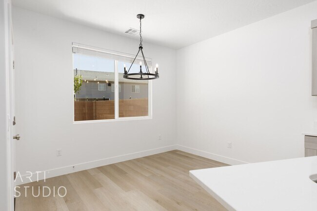 Building Photo - Brand New 3 Bed / 2 Bath Duplex – Modern L...