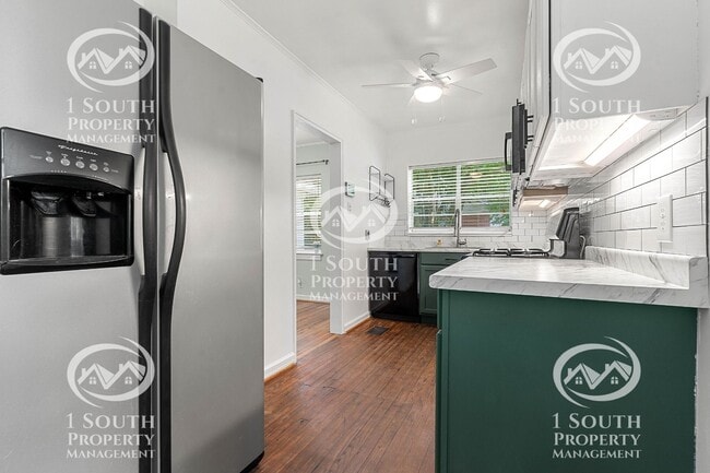 Building Photo - 300 Thornhill Cir