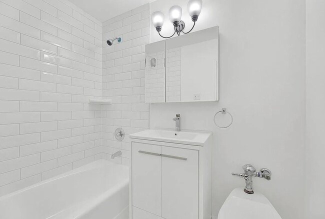 Building Photo - 88-08 151st Ave