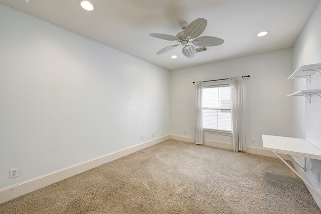 Building Photo - 931 W 23rd St