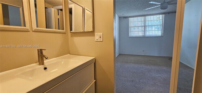 Building Photo - 9450 Poinciana Pl