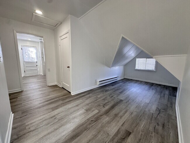 Building Photo - ~$1,000 OFF ONE MONTH'S RENT~ Gorgeous top-floor unit in a beautiful historic home right in the h...