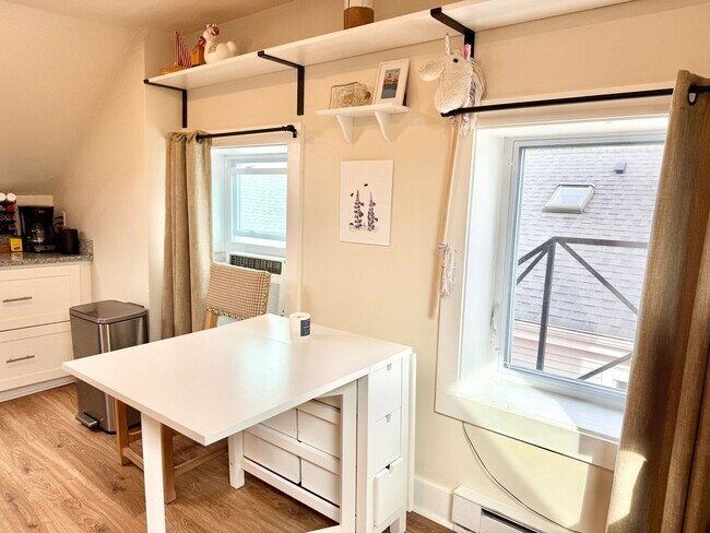 Building Photo - All Inclusive West End Condo-Fully Furnished with Parking!