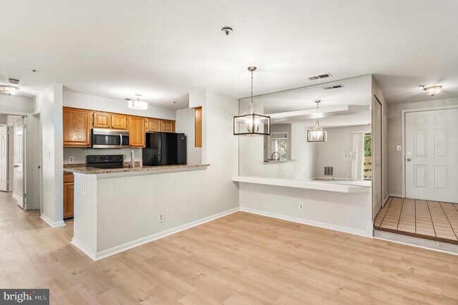 Building Photo - 240 S Reynolds St