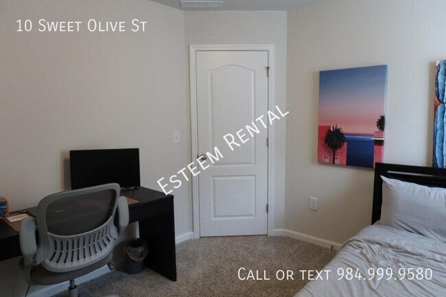 Building Photo - 10 Sweet Olive St