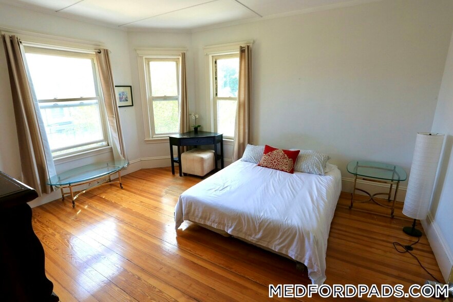 Building Photo - 124 Forest St