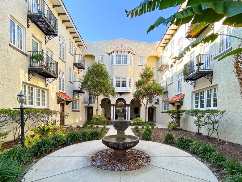 Building/Courtyard - 2117 W Dekle Ave