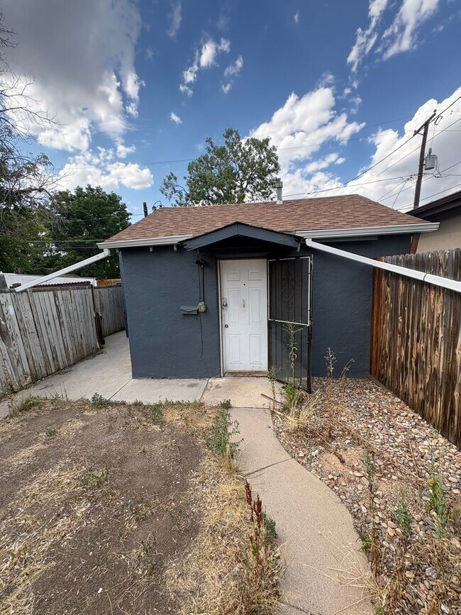 Building Photo - 1429 W Dakota Ave