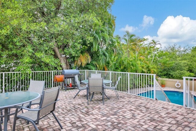 Building Photo - 1050 SE 15th St