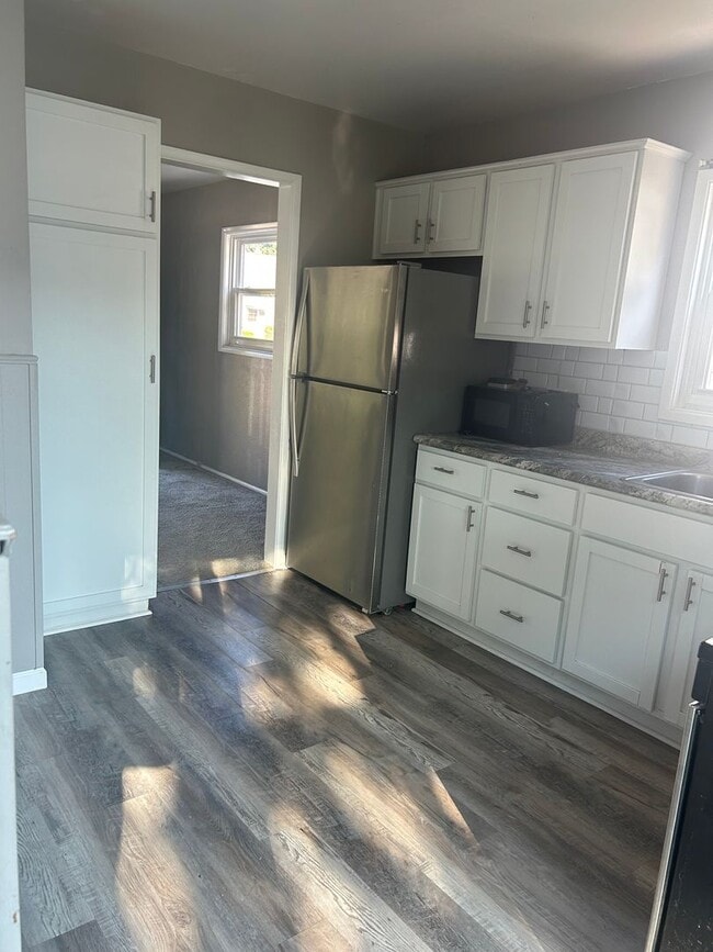 Building Photo - Cute 3 Bedroom, 1.5 Bath, with basement lo...