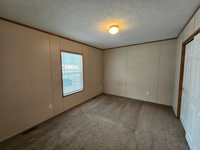 Building Photo - 3 Spruce Ln