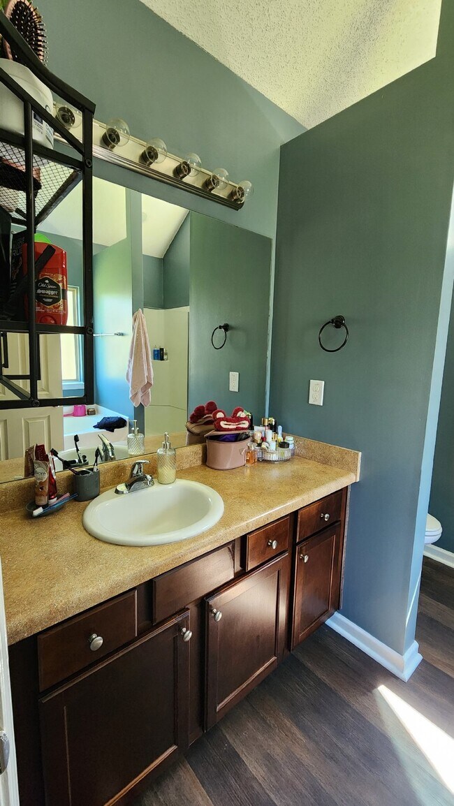 Building Photo - Convenient to west gate of Ft Moore