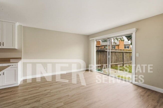 Building Photo - 6355 Villa Dr