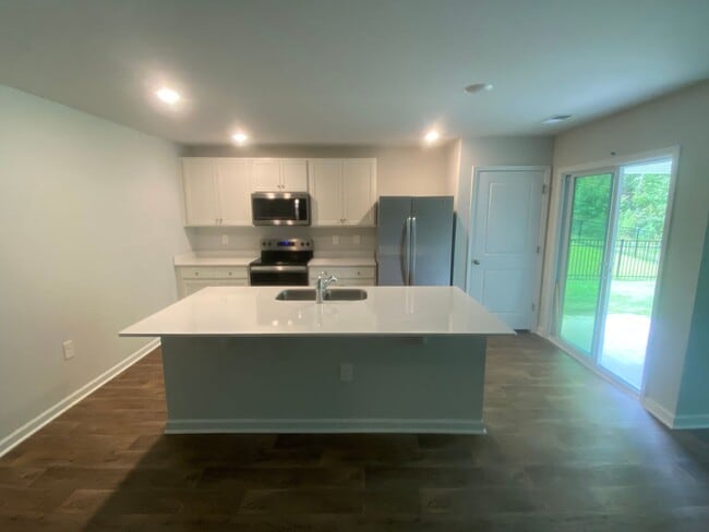 Building Photo - Introducing this beautiful like new 3 bed 2 bath home located in the Windsong II S/D. in Rincon, GA!