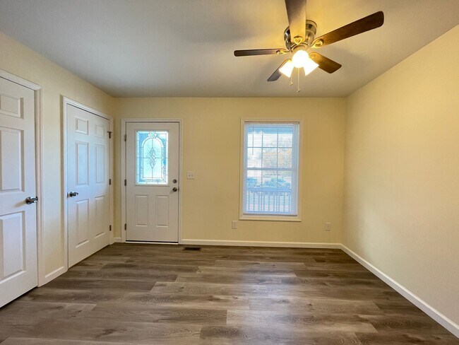 Building Photo - 102-106 N. Maple St.