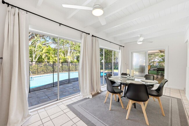 Building Photo - Retro Pool home close to downtown Naples