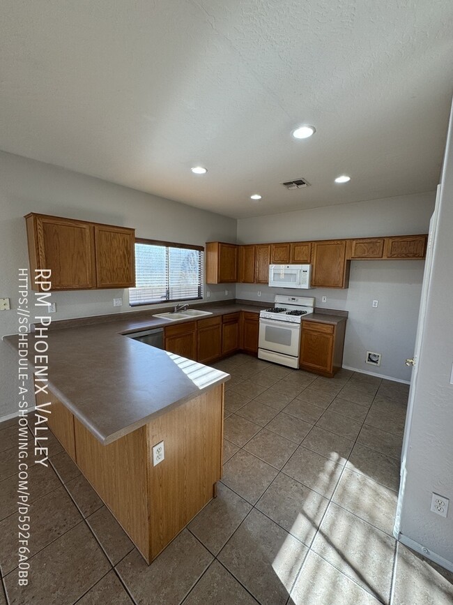 Building Photo - Open concept 3 bed / 2 bath with *NEW* Flo...