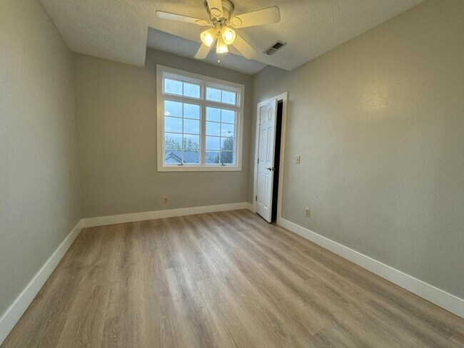 Building Photo - 1504 W Highpoint Cir