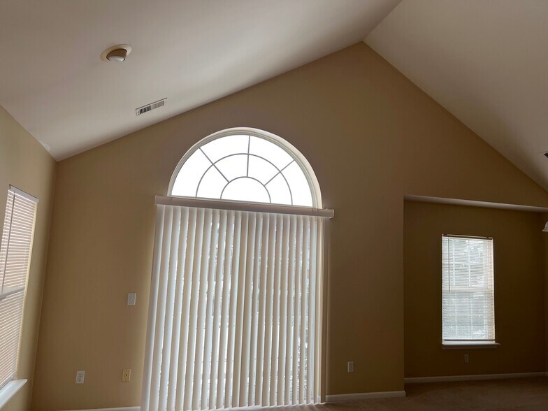 Building Photo - 724 Olde English Cir