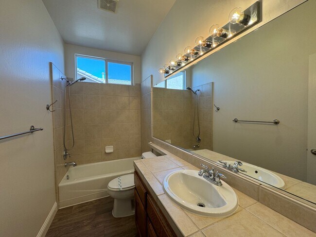 Building Photo - Beautiful 4 Bedroom in NW!