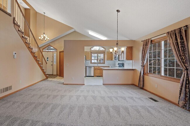 Building Photo - rare woodbury upgraded 3 bedroom end unit townhouse!! One level living!