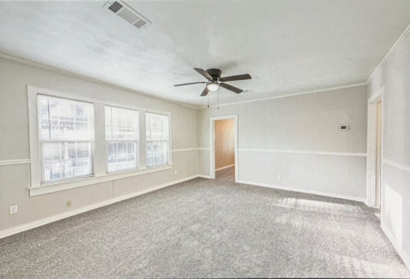 Building Photo - 208 W Lobit Ave