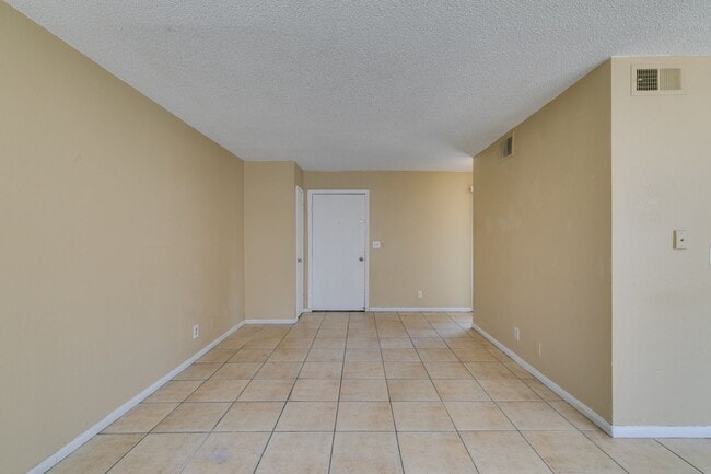 Building Photo - Cozy 2BR/2BA in Spring Valley Near the Strip