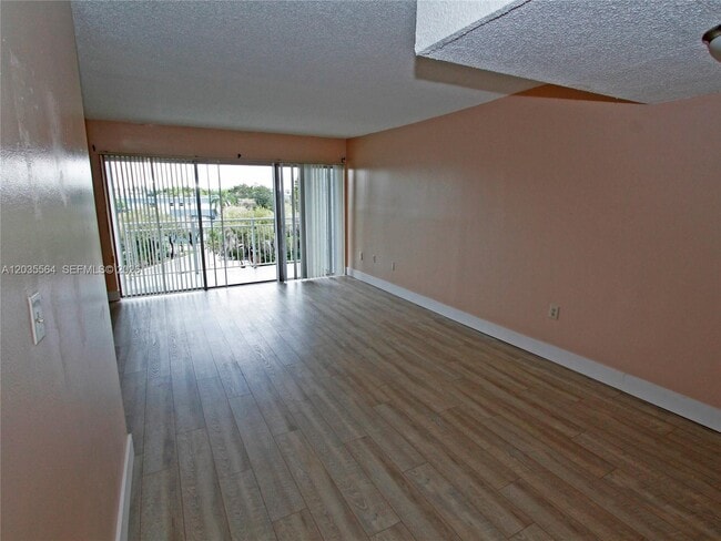 Building Photo - 9351 Fontainebleau Blvd