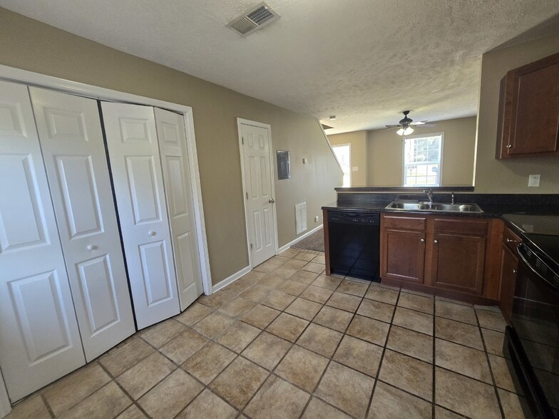 Building Photo - 812D Oak Arbor Ct