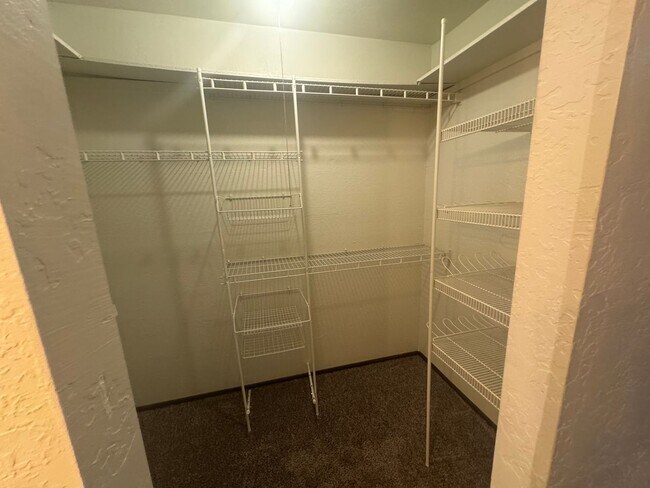 Building Photo - 2 Bed | 1 Bath | Approx. 1,035 Sq Ft