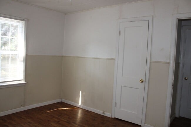 Building Photo - 2 Bed, Tinker Close & Garage!