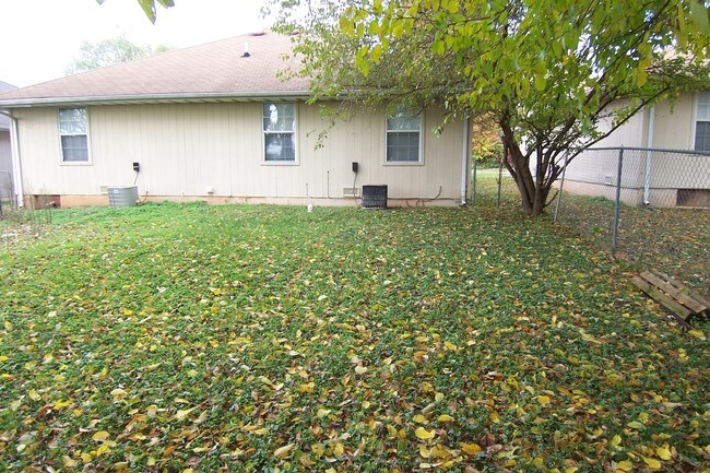 Building Photo - 2 Bedroom Duplex With Extra Large Bedrooms