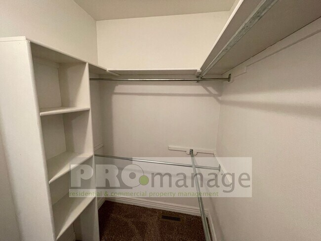 Building Photo - 4 Bed, 3 Bath Town Home w/ 2 Car Garage - ...