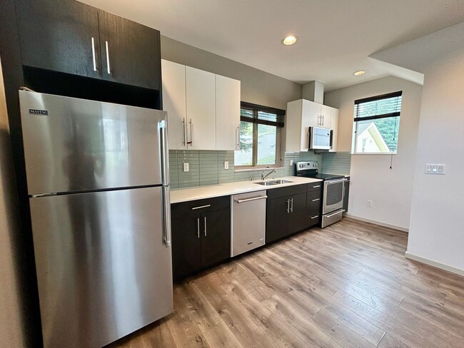 Building Photo - East Queen Anne Townhouse