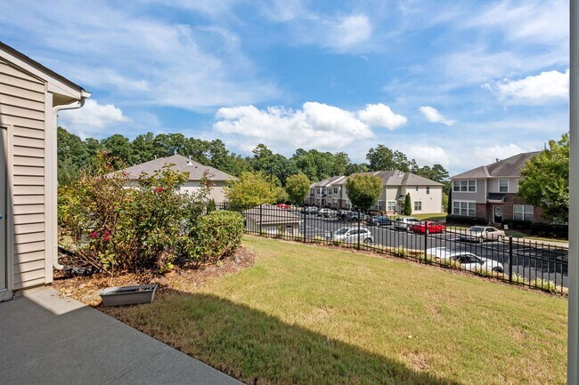 Building Photo - Modern 3-Bed Townhome in Thompson Ridge – ...
