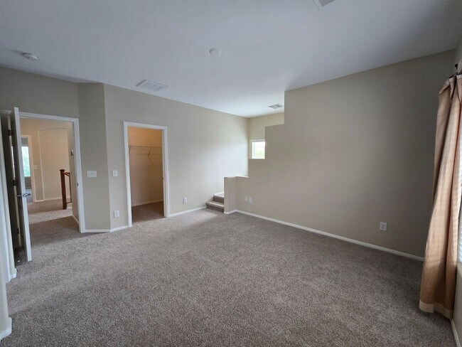 Building Photo - Guard Gated wonderful community 3 Bedroom Townhome!