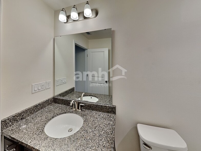 Building Photo - 2437 S Park Ave