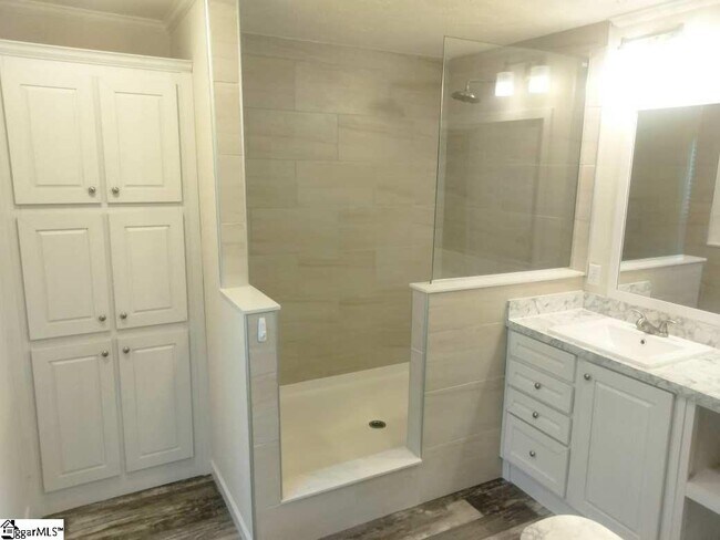 Building Photo - 5 Charles St