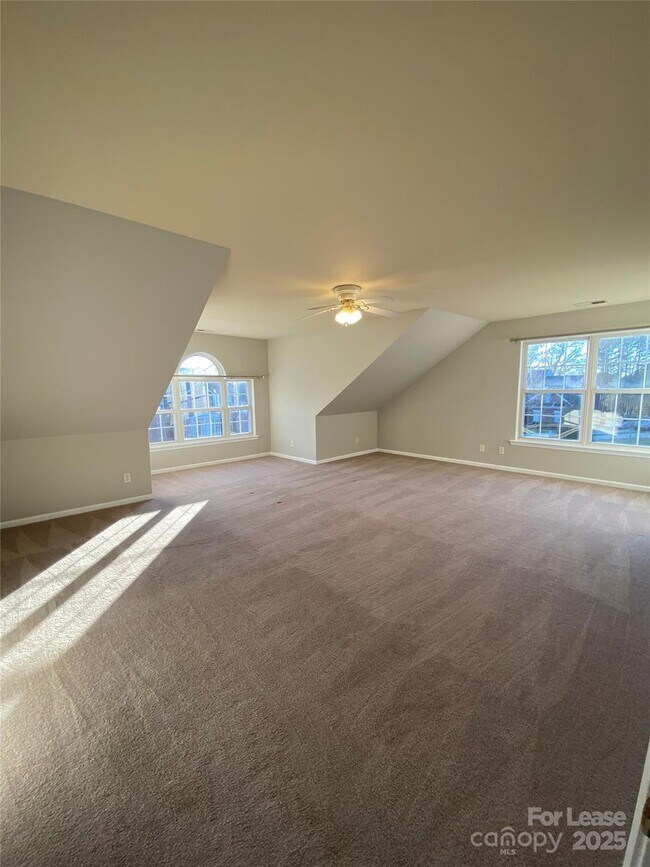 Building Photo - 605 Queenswater Ln