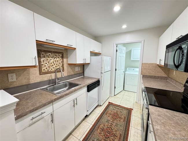 Building Photo - 5472 Pine Aires Dr