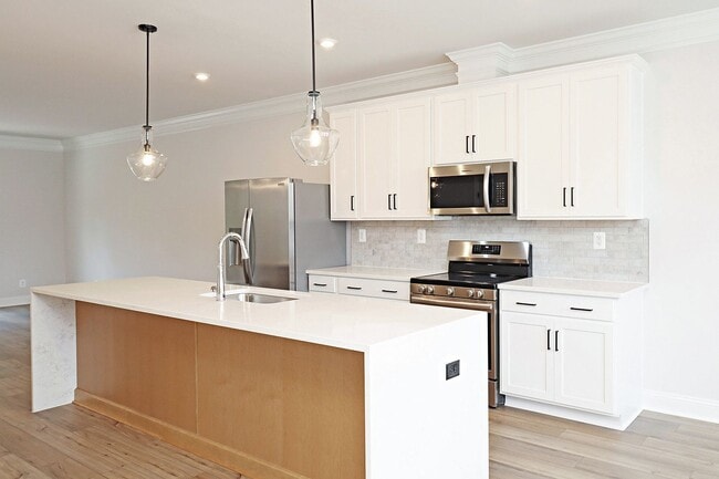 Building Photo - $500 off 1st Month's Rent! Pet-Friendly End-Unit Townhome in Crozet