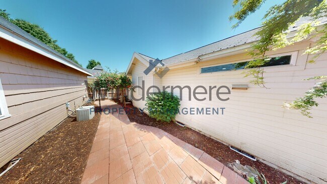 Building Photo - 715 Creekside *Located in the Villages of ...