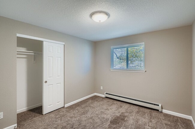 Building Photo - 4 Bed 2.5 Bath Duplex with Private Fenced ...