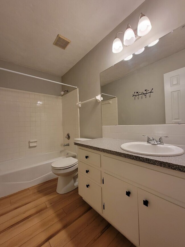 Building Photo - 2 bedroom/ 2 bath duplex for rent in NE Tallahassee, woodfloors, fenced back yard available Augus...